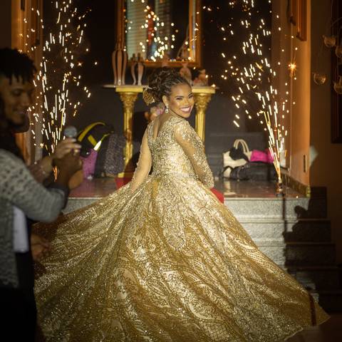 debutante com vestido dourado e fogos jef mi fotografia'