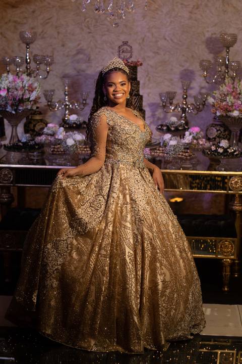 debutante com vestido douradoCarrozzinu's Casa De Festas e Buffet'