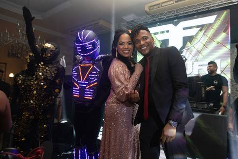 roboled festa de 15 anos foto mãe da debutante e padrasto na Carrozzinu's jef & miCasa De Festas e Buffet'