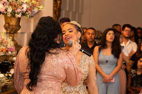 Carrozzinu's Casa De Festas e Buffet mãe  canta com debutante'