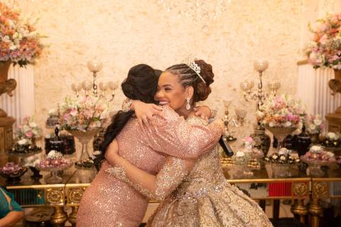 Carrozzinu's mãe da debutante abraça em festa de 15 anos jef mi fotografia'