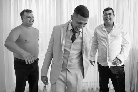 noivo sorrindo com padrinhos no hotel atlântico sul jef & mi fotógrafos'