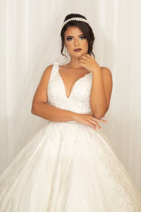 noiva posando com o vestido no hotel atlântico sul jef & mi fotógrafos'