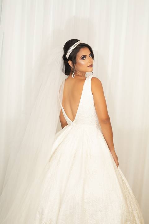noiva posando com o vestido no hotel atlântico sul jef mi'