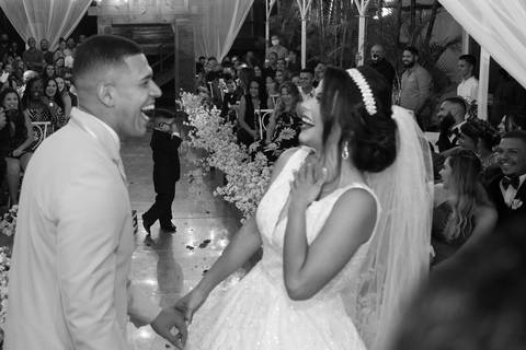 noivos sorrindo com pajem segurança das alianças jef & mi fotógrafos casamento'
