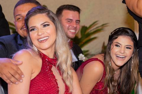 padrinhos rindo com segurança das alianças jef mi casamento'