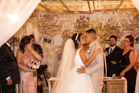noivos se bejando com pastor sorrindo e mãe chorando no iris supreme de jef mi bangu casamento'
