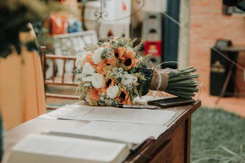 buquê-flor-laranja-certidão-de-casamento-rodrigo-bahia-fotógrafo-casamento-mogi-guaçu.jpg'
