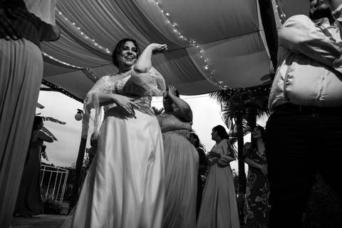noiva-dançando-preto-e-branco-rodrigo-bahia-fotógrafo-casamento-mogi-guaçu.jpg'