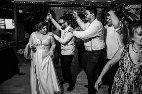 noiva-convidados-dançando-rodrigo-bahia-fotógrafo-casamento-mogi-guaçu.jpg'