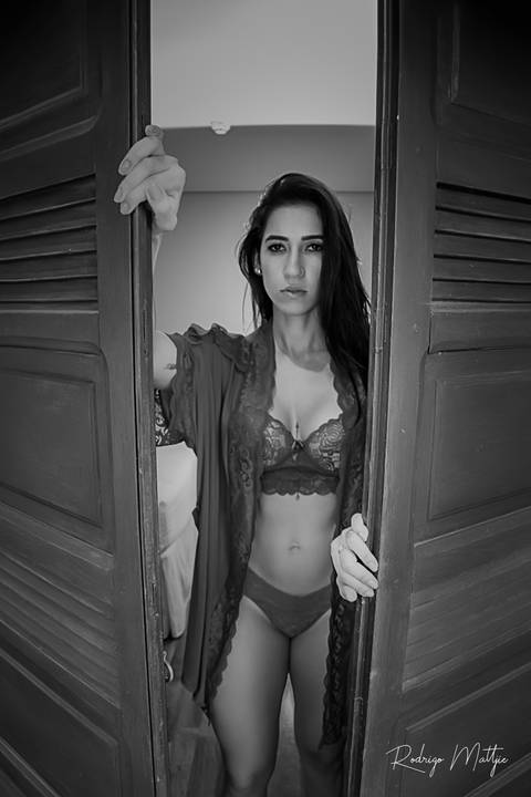 Ensaio feminino sensual realizado em hotel. Ph Rodrigo Mattjie '