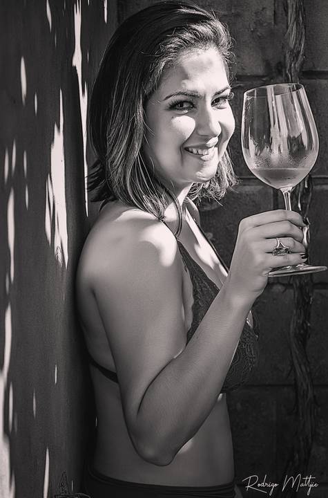 Ensaio feminino Marihá Odorício - tema vinho_Ph Rodrigo Mattjie'