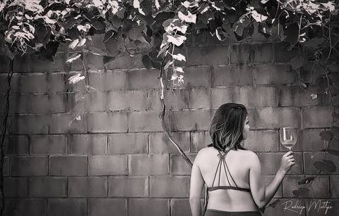 Ensaio feminino Marihá Odorício - tema vinho_Ph Rodrigo Mattjie'