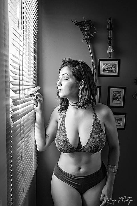 Ensaio feminino Marihá Odorício - tema vinho_Ph Rodrigo Mattjie'