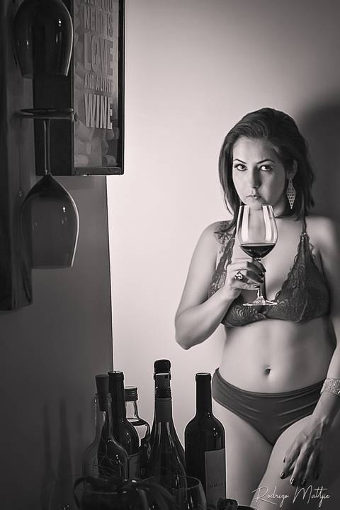 Ensaio feminino Marihá Odorício - tema vinho_Ph Rodrigo Mattjie'