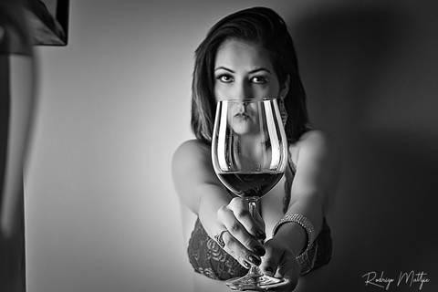 Ensaio feminino Marihá Odorício - tema vinho_Ph Rodrigo Mattjie'