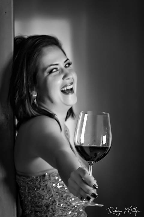 Ensaio feminino Marihá Odorício - tema vinho_Ph Rodrigo Mattjie'