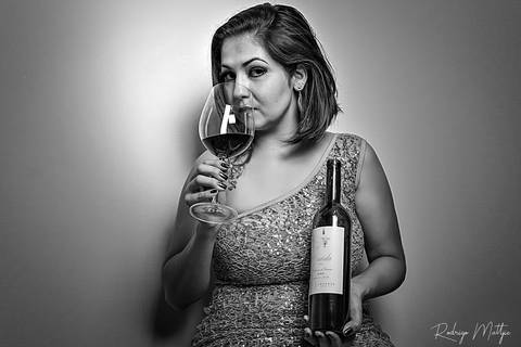 Ensaio feminino Marihá Odorício - tema vinho_Ph Rodrigo Mattjie'