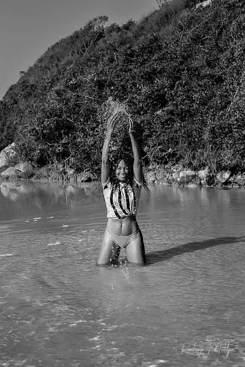 Ensaio da Isa Tavares na praia de Bombinhas/SC'