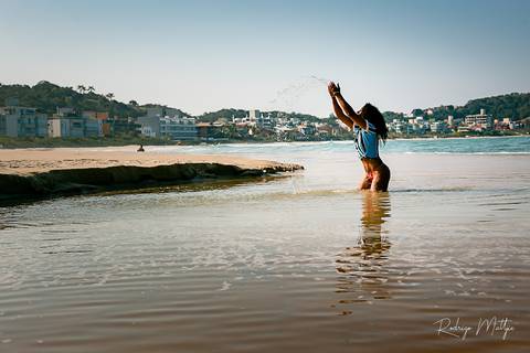 Ensaio da Isa Tavares na praia de Bombinhas/SC'