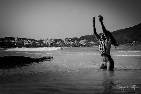Ensaio da Isa Tavares na praia de Bombinhas/SC'