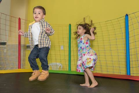 cobertura festa infantil, aniversário infantil com tema mini fazenda fazendinha, não faltou chapéu de palha, lembrancinhas personalizadas personalizados, sapo de pelúcia, o povo da roça aproveitou toda a diversão. Evento realizado na serra.'