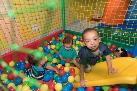 cobertura festa infantil, aniversário infantil com tema mini fazenda fazendinha, não faltou chapéu de palha, lembrancinhas personalizadas personalizados, sapo de pelúcia, o povo da roça aproveitou toda a diversão. Evento realizado na serra.'