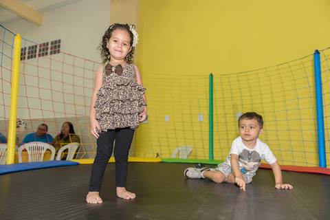 cobertura festa infantil, aniversário infantil com tema mini fazenda fazendinha, não faltou chapéu de palha, lembrancinhas personalizadas personalizados, sapo de pelúcia, o povo da roça aproveitou toda a diversão. Evento realizado na serra.'