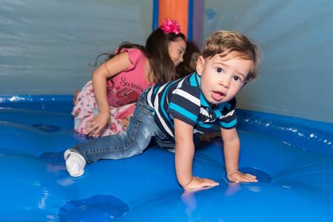 cobertura festa infantil, aniversário infantil com tema mini fazenda fazendinha, não faltou chapéu de palha, lembrancinhas personalizadas personalizados, sapo de pelúcia, o povo da roça aproveitou toda a diversão. Evento realizado na serra.'