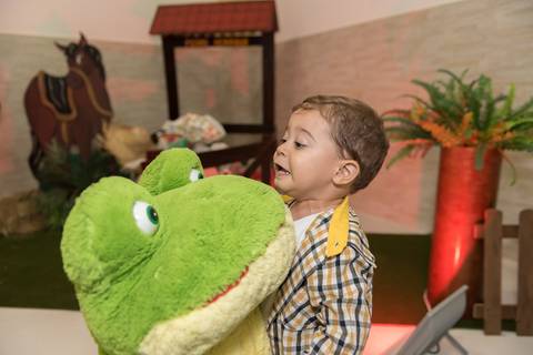 cobertura festa infantil, aniversário infantil com tema mini fazenda fazendinha, não faltou chapéu de palha, lembrancinhas personalizadas personalizados, sapo de pelúcia, o povo da roça aproveitou toda a diversão. Evento realizado na serra.'