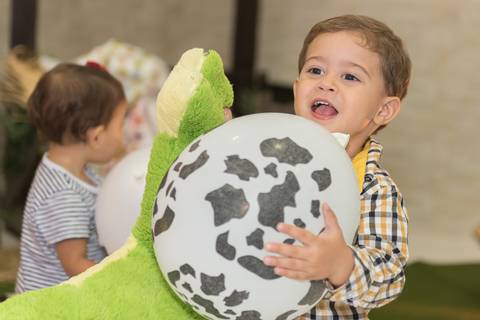 cobertura festa infantil, aniversário infantil com tema mini fazenda fazendinha, não faltou chapéu de palha, lembrancinhas personalizadas personalizados, sapo de pelúcia, o povo da roça aproveitou toda a diversão. Evento realizado na serra.'