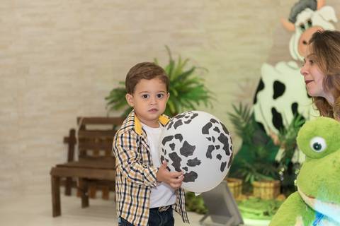 cobertura festa infantil, aniversário infantil com tema mini fazenda fazendinha, não faltou chapéu de palha, lembrancinhas personalizadas personalizados, sapo de pelúcia, o povo da roça aproveitou toda a diversão. Evento realizado na serra.'