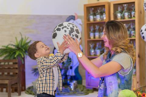 cobertura festa infantil, aniversário infantil com tema mini fazenda fazendinha, não faltou chapéu de palha, lembrancinhas personalizadas personalizados, sapo de pelúcia, o povo da roça aproveitou toda a diversão. Evento realizado na serra.'