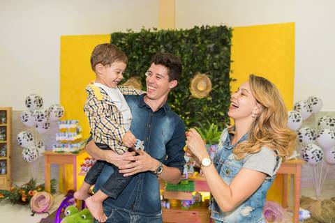 cobertura festa infantil, aniversário infantil com tema mini fazenda fazendinha, não faltou chapéu de palha, lembrancinhas personalizadas personalizados, sapo de pelúcia, o povo da roça aproveitou toda a diversão. Evento realizado na serra.'