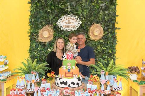 cobertura festa infantil, aniversário infantil com tema mini fazenda fazendinha, não faltou chapéu de palha, lembrancinhas personalizadas personalizados, sapo de pelúcia, o povo da roça aproveitou toda a diversão. Evento realizado na serra.'