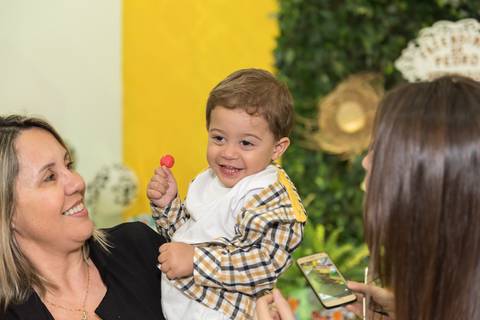 cobertura festa infantil, aniversário infantil com tema mini fazenda fazendinha, não faltou chapéu de palha, lembrancinhas personalizadas personalizados, sapo de pelúcia, o povo da roça aproveitou toda a diversão. Evento realizado na serra.'