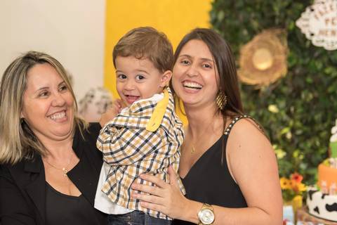 cobertura festa infantil, aniversário infantil com tema mini fazenda fazendinha, não faltou chapéu de palha, lembrancinhas personalizadas personalizados, sapo de pelúcia, o povo da roça aproveitou toda a diversão. Evento realizado na serra.'