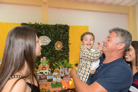 cobertura festa infantil, aniversário infantil com tema mini fazenda fazendinha, não faltou chapéu de palha, lembrancinhas personalizadas personalizados, sapo de pelúcia, o povo da roça aproveitou toda a diversão. Evento realizado na serra.'