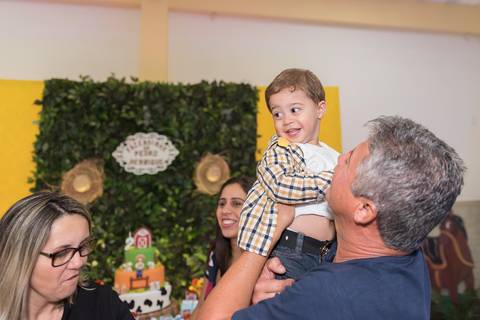 cobertura festa infantil, aniversário infantil com tema mini fazenda fazendinha, não faltou chapéu de palha, lembrancinhas personalizadas personalizados, sapo de pelúcia, o povo da roça aproveitou toda a diversão. Evento realizado na serra.'