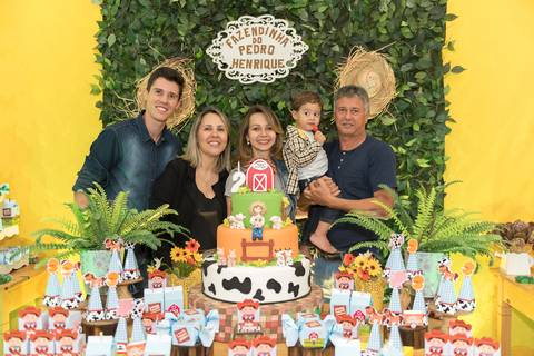 cobertura festa infantil, aniversário infantil com tema mini fazenda fazendinha, não faltou chapéu de palha, lembrancinhas personalizadas personalizados, sapo de pelúcia, o povo da roça aproveitou toda a diversão. Evento realizado na serra.'