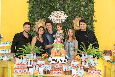 cobertura festa infantil, aniversário infantil com tema mini fazenda fazendinha, não faltou chapéu de palha, lembrancinhas personalizadas personalizados, sapo de pelúcia, o povo da roça aproveitou toda a diversão. Evento realizado na serra.'
