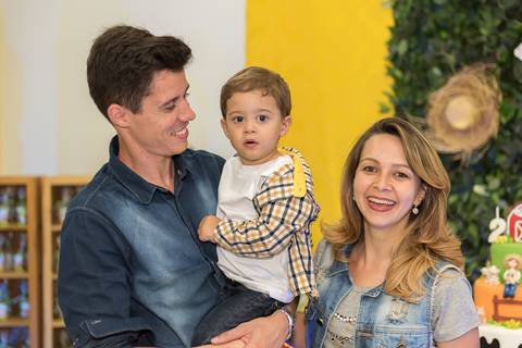 cobertura festa infantil, aniversário infantil com tema mini fazenda fazendinha, não faltou chapéu de palha, lembrancinhas personalizadas personalizados, sapo de pelúcia, o povo da roça aproveitou toda a diversão. Evento realizado na serra.'