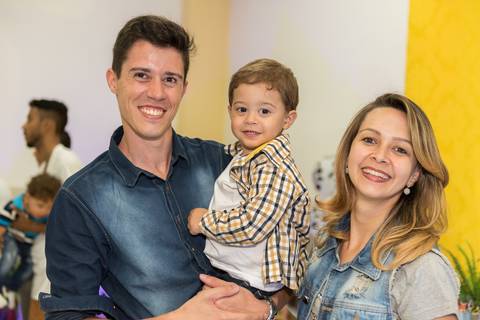 cobertura festa infantil, aniversário infantil com tema mini fazenda fazendinha, não faltou chapéu de palha, lembrancinhas personalizadas personalizados, sapo de pelúcia, o povo da roça aproveitou toda a diversão. Evento realizado na serra.'