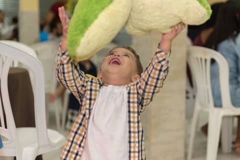 cobertura festa infantil, aniversário infantil com tema mini fazenda fazendinha, não faltou chapéu de palha, lembrancinhas personalizadas personalizados, sapo de pelúcia, o povo da roça aproveitou toda a diversão. Evento realizado na serra.'