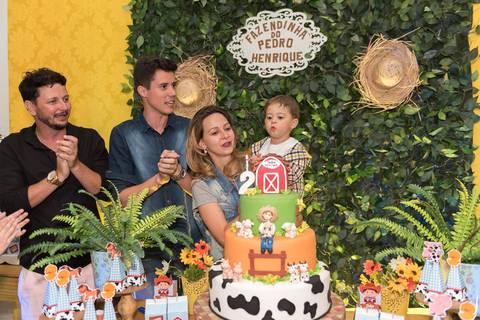 cobertura festa infantil, aniversário infantil com tema mini fazenda fazendinha, não faltou chapéu de palha, lembrancinhas personalizadas personalizados, sapo de pelúcia, o povo da roça aproveitou toda a diversão. Evento realizado na serra.'