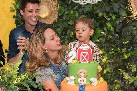 cobertura festa infantil, aniversário infantil com tema mini fazenda fazendinha, não faltou chapéu de palha, lembrancinhas personalizadas personalizados, sapo de pelúcia, o povo da roça aproveitou toda a diversão. Evento realizado na serra.'