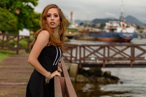 Ensaio 15 anos realizado no Museu Ferroviário em Vila Velha numa atmosfera bem descontraída. Safira é uma adolescente que esbanja simpatia e muito charme.'