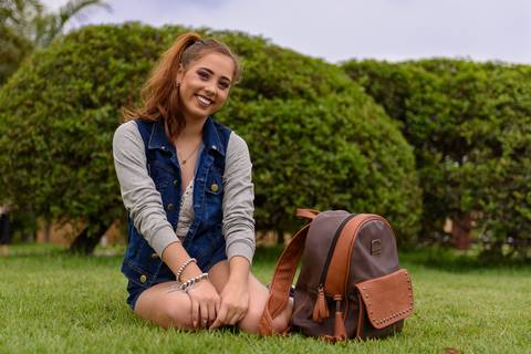 Ensaio 15 anos realizado no Museu Ferroviário em Vila Velha numa atmosfera bem descontraída. Safira é uma adolescente que esbanja simpatia e muito charme.'