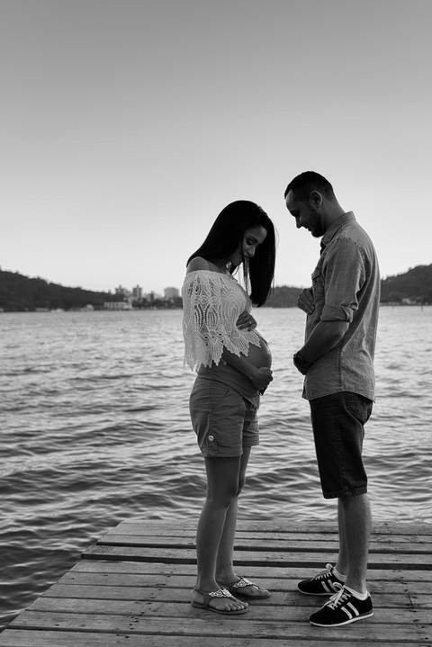 Ensaio gestante realizado na praça do Papa em Vitória, casal à espera do seu primeiro bebê. Gestante de 7 meses. Mamãe e papai coruja estão ansiosos pela chegada de sua princesa.'