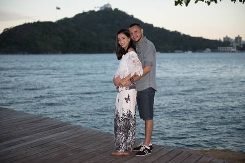 Ensaio gestante realizado na praça do Papa em Vitória, casal à espera do seu primeiro bebê. Gestante de 7 meses. Mamãe e papai coruja estão ansiosos pela chegada de sua princesa.'